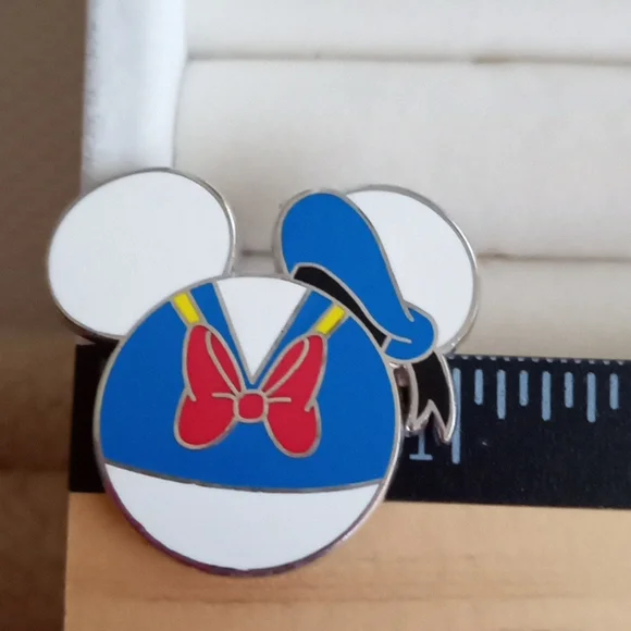 DISNEY MICKEY EARS AS DONALD DUCK PIN - Picture 4 of 5